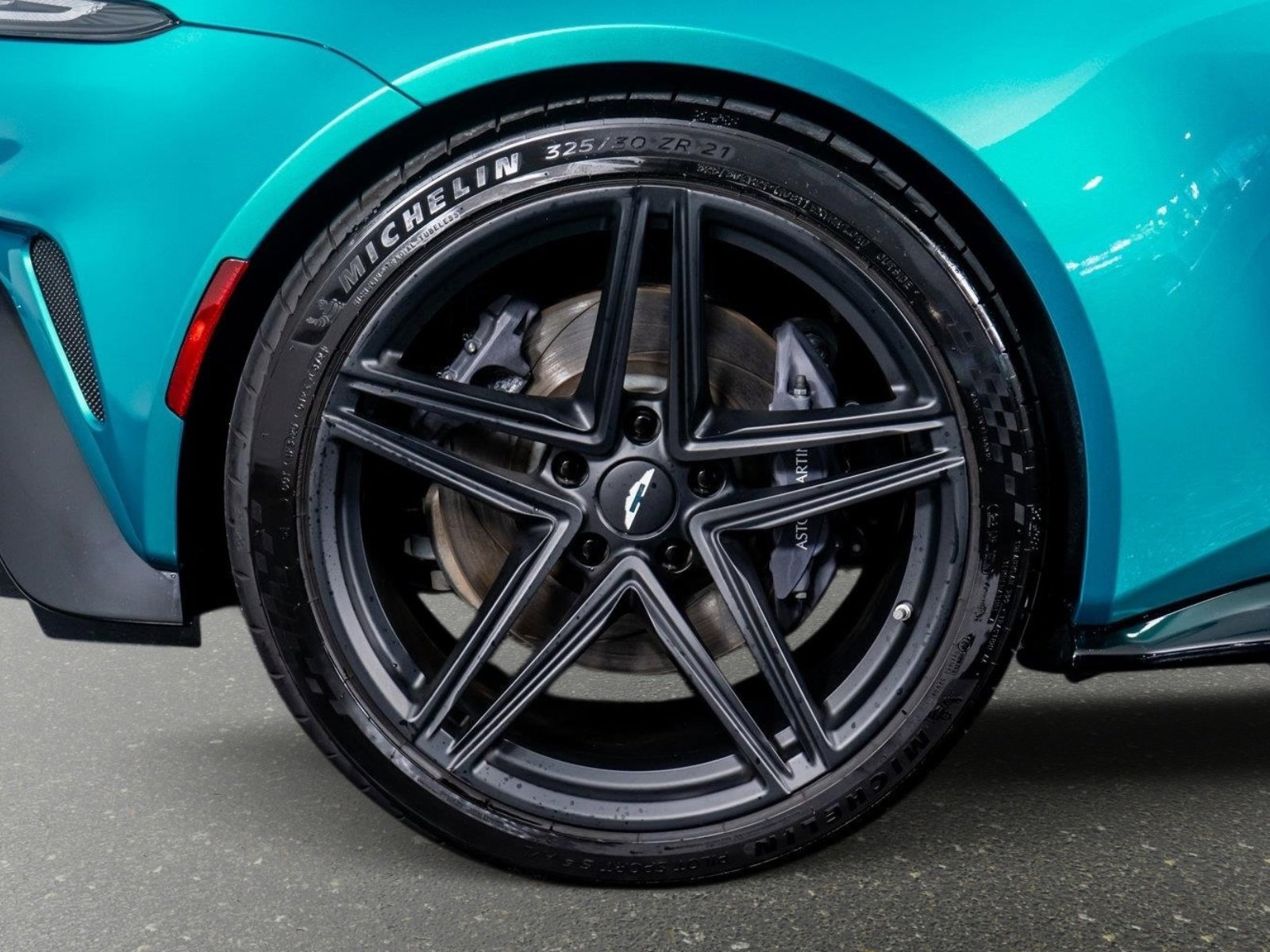 Used 2025 Aston Martin V8 Vantage Coupe image 9