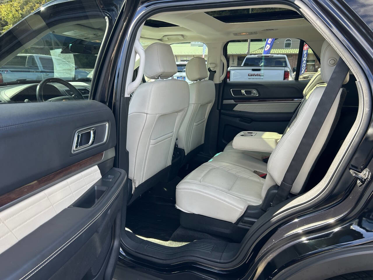 Used 2017 Ford Explorer Platinum image 32