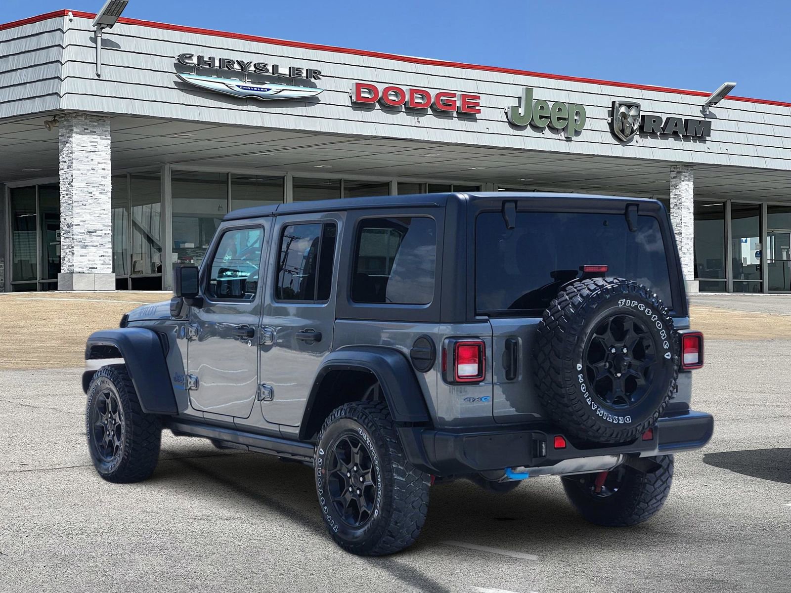 Used 2023 Jeep Wrangler Unlimited w/ Cold Weather Group AWD/4WD image 4
