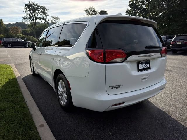 Used 2017 Chrysler Pacifica Touring w/ Tire & Wheel Group FWD image 6