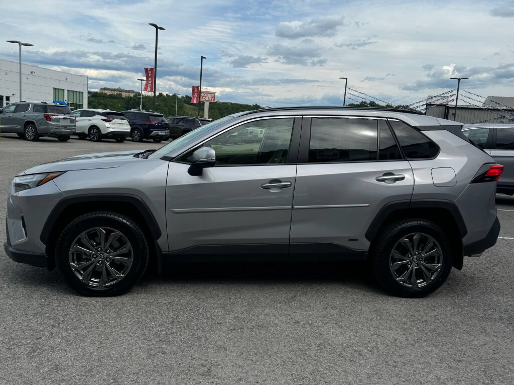 Used 2022 Toyota RAV4 Limited AWD/4WD image 4