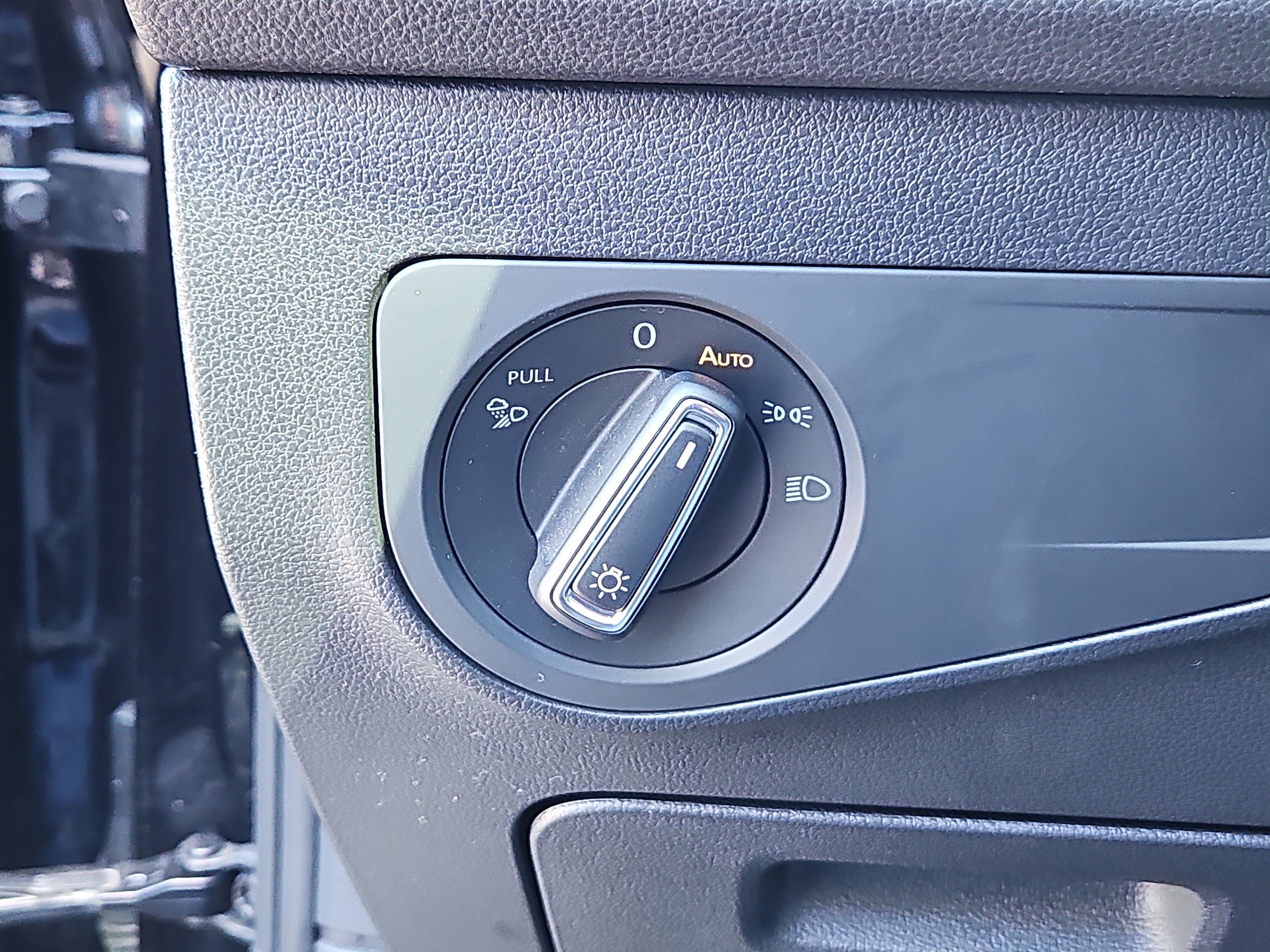 Used 2022 Volkswagen Tiguan SEL R-Line image 12