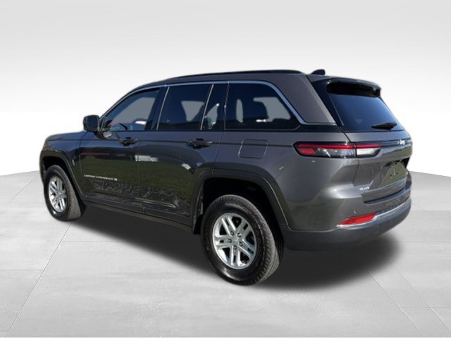 Used 2024 Jeep Grand Cherokee Laredo w/ Luxury Tech Group I AWD/4WD image 2