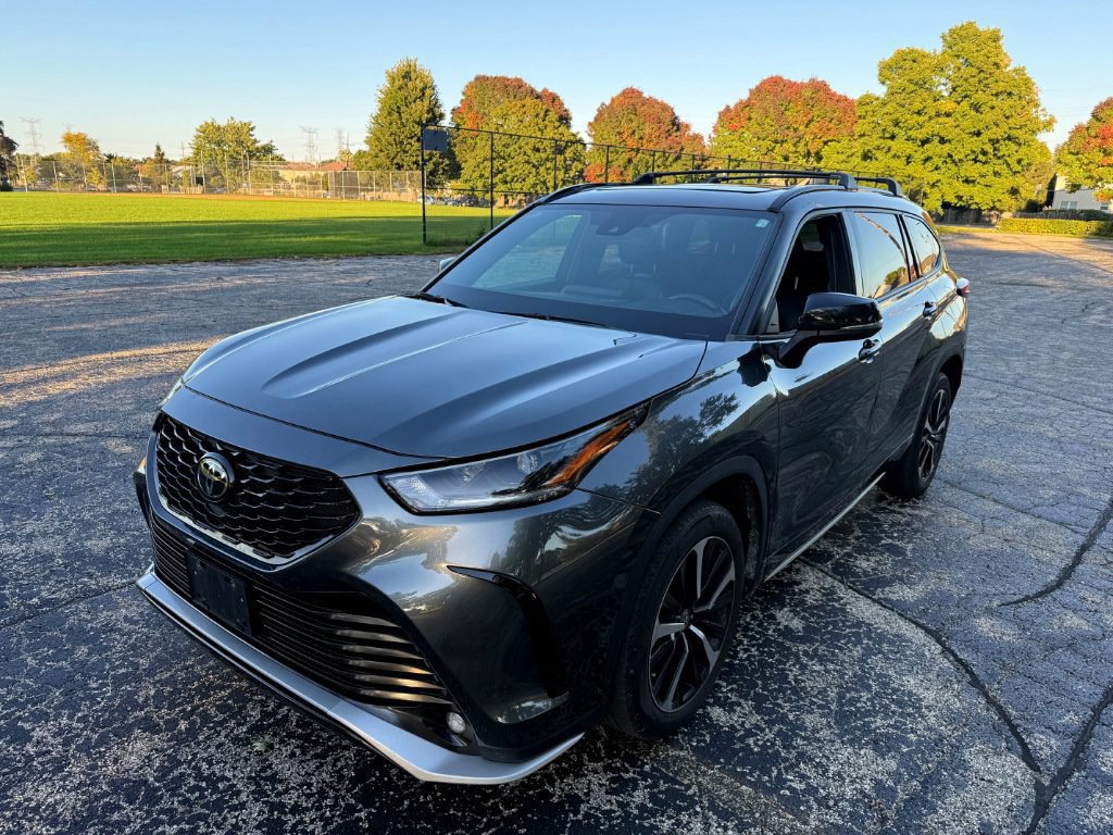 Used 2022 Toyota Highlander XSE AWD/4WD image 3