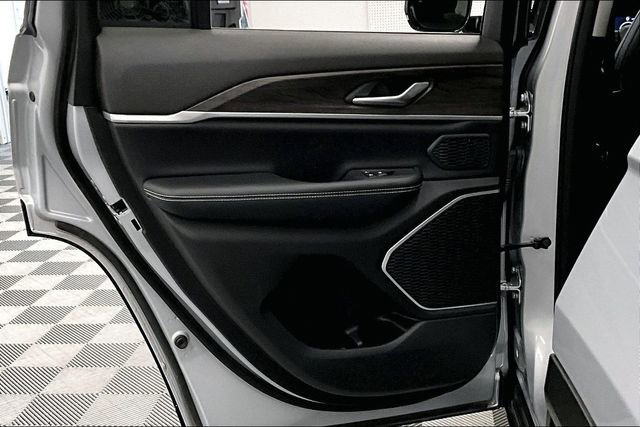 Used 2024 Jeep Grand Cherokee Limited w/ Black Appearance Package image 23