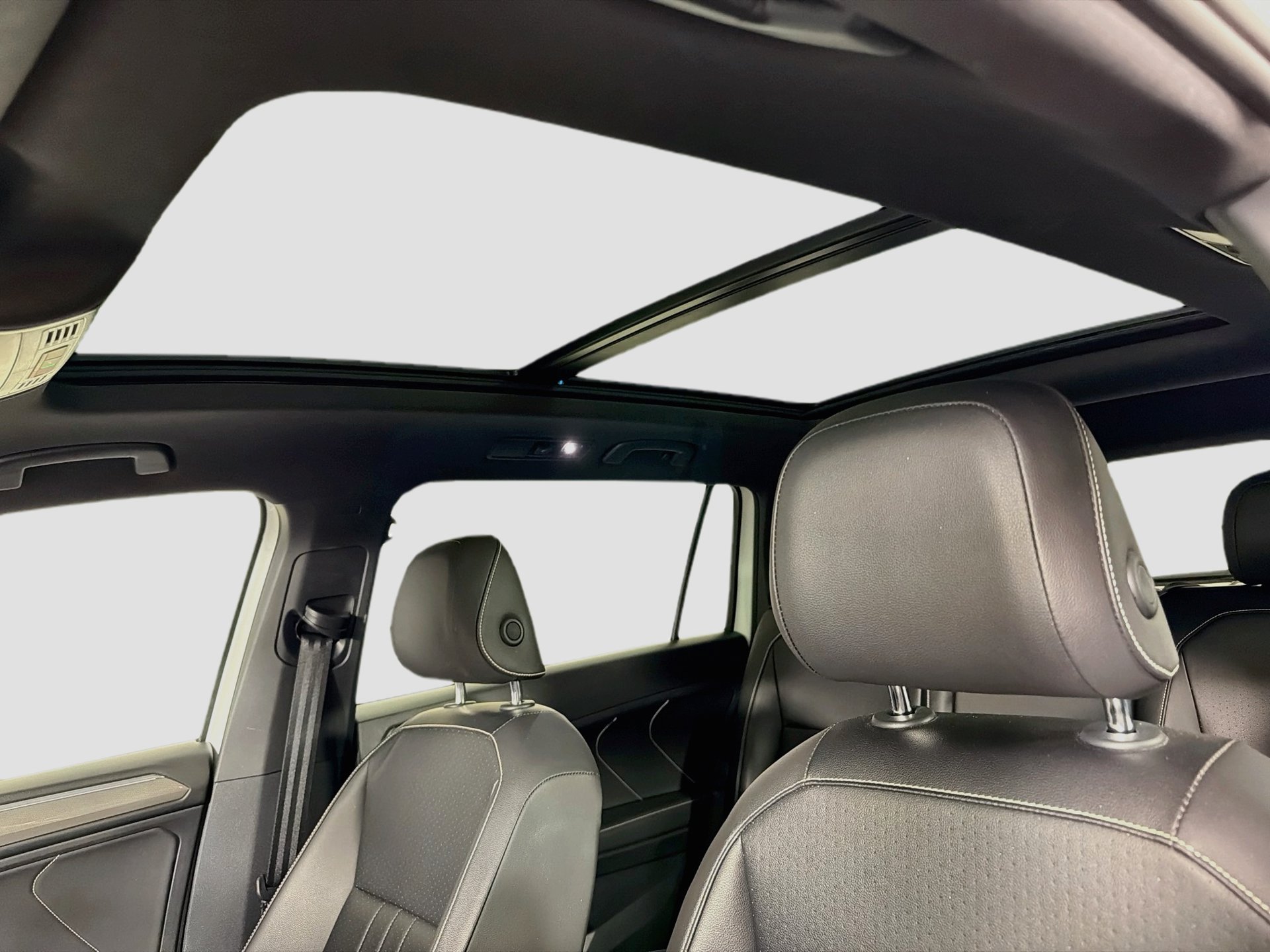 Certified 2022 Volkswagen Tiguan SE R-Line FWD image 18