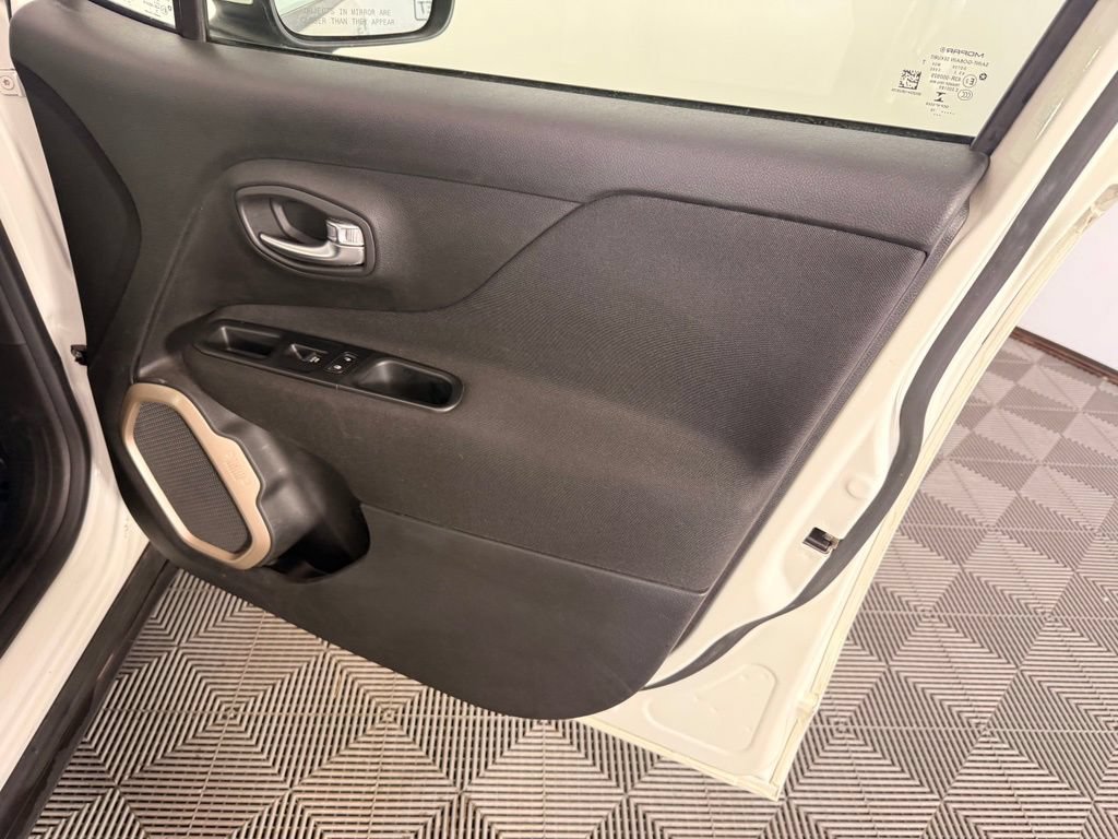 Used 2015 Jeep Renegade Latitude AWD/4WD image 24