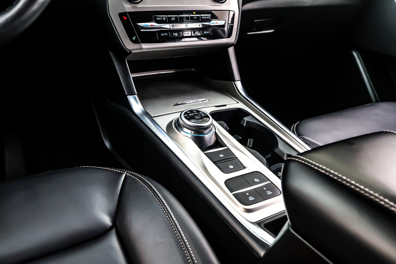 Used 2023 Ford Explorer XLT w/ Equipment Group 202A image 6