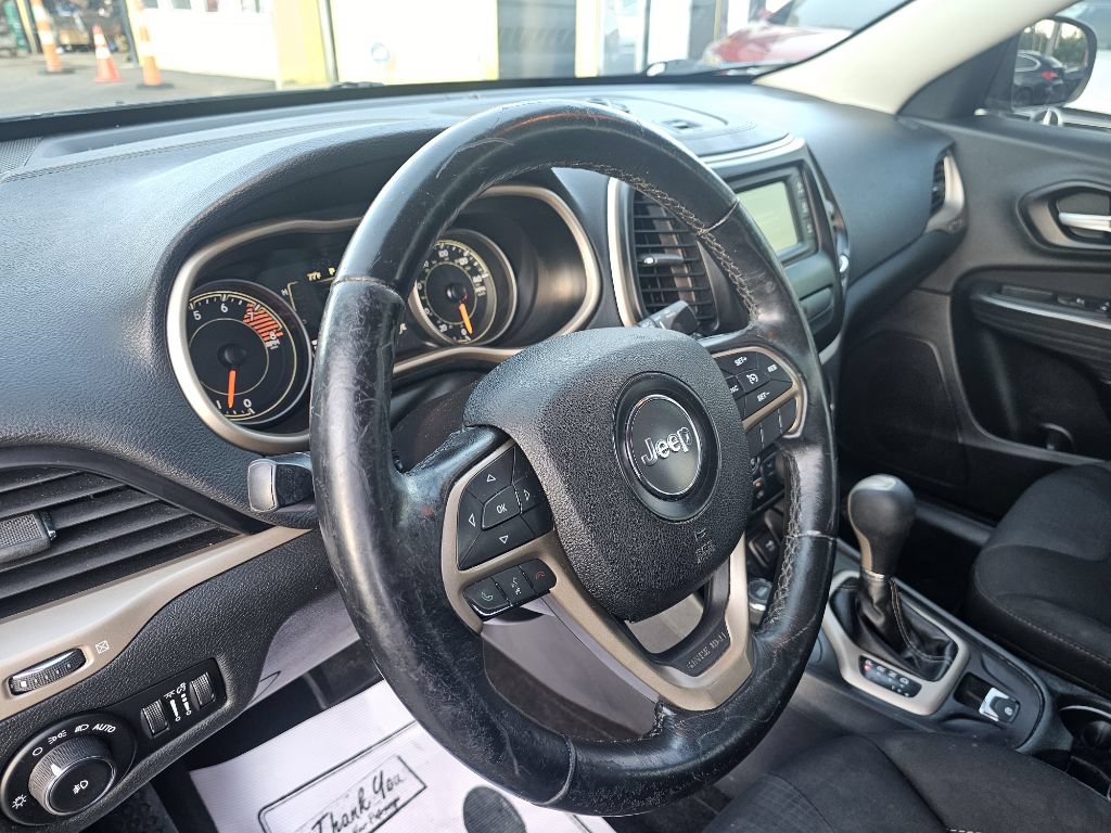 Used 2016 Jeep Cherokee Latitude w/ Safety/Convenience Group AWD/4WD image 19
