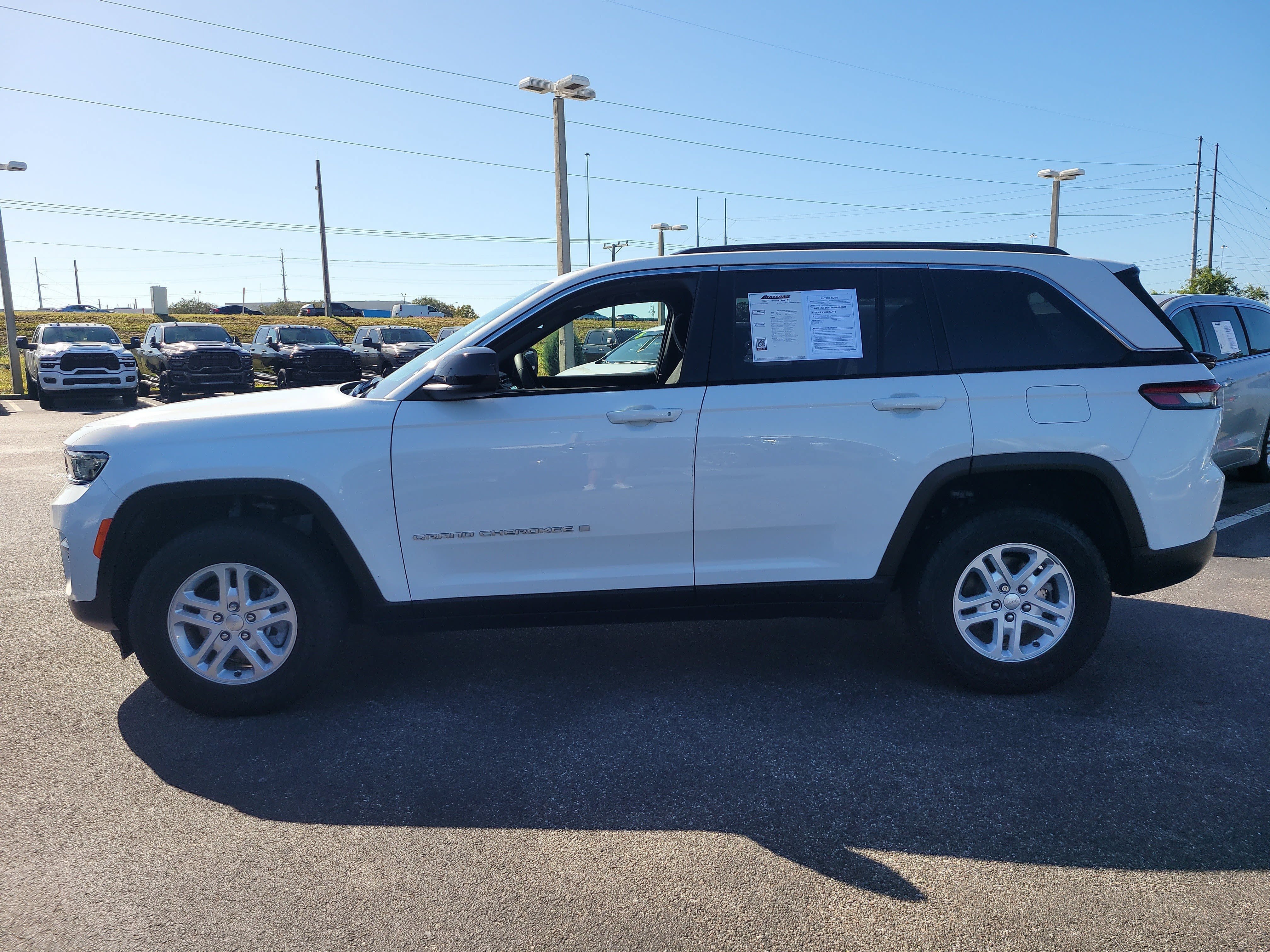 Used 2024 Jeep Grand Cherokee Laredo AWD/4WD image 7