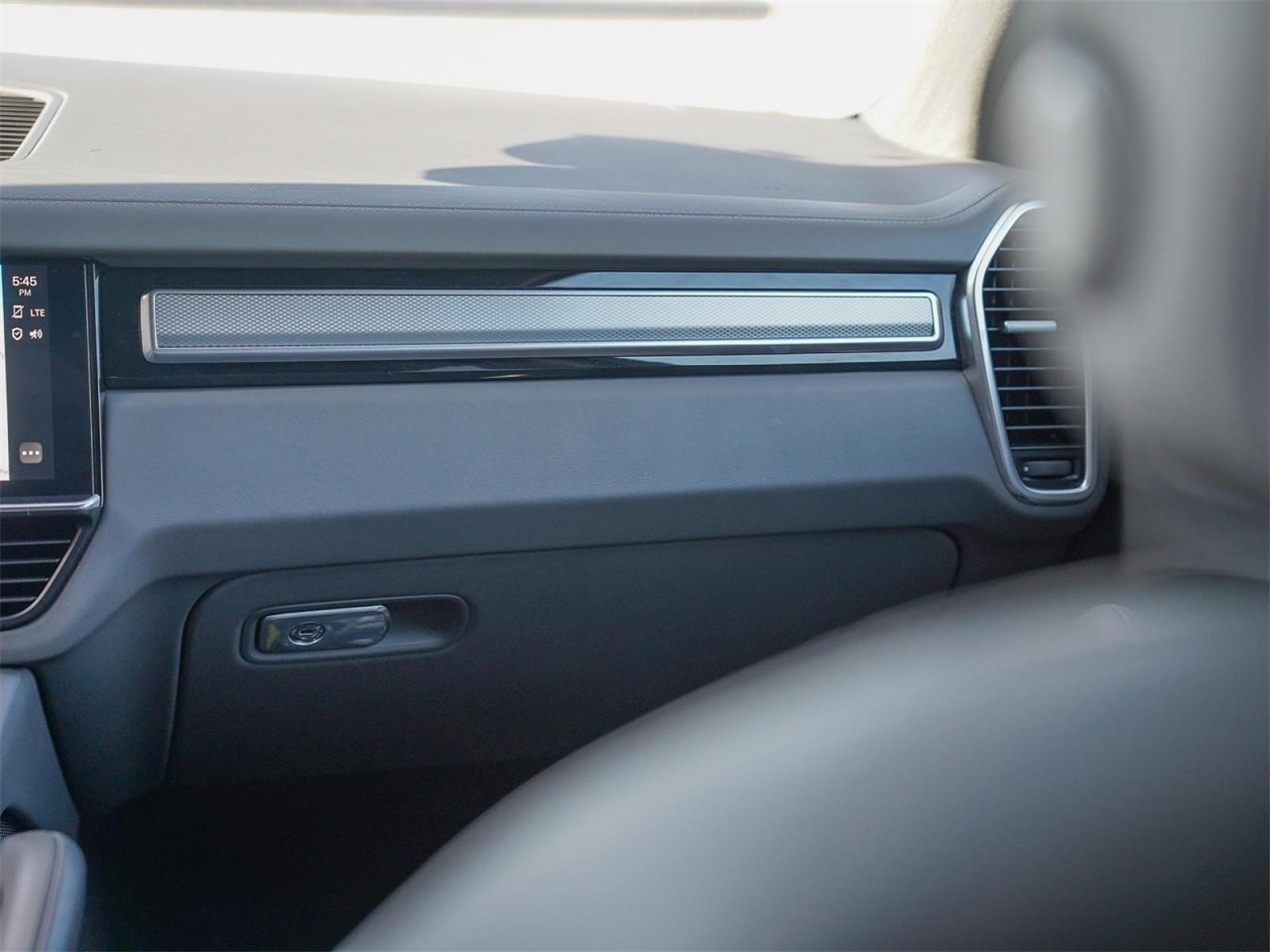 Certified 2023 Porsche Cayenne S Platinum image 32