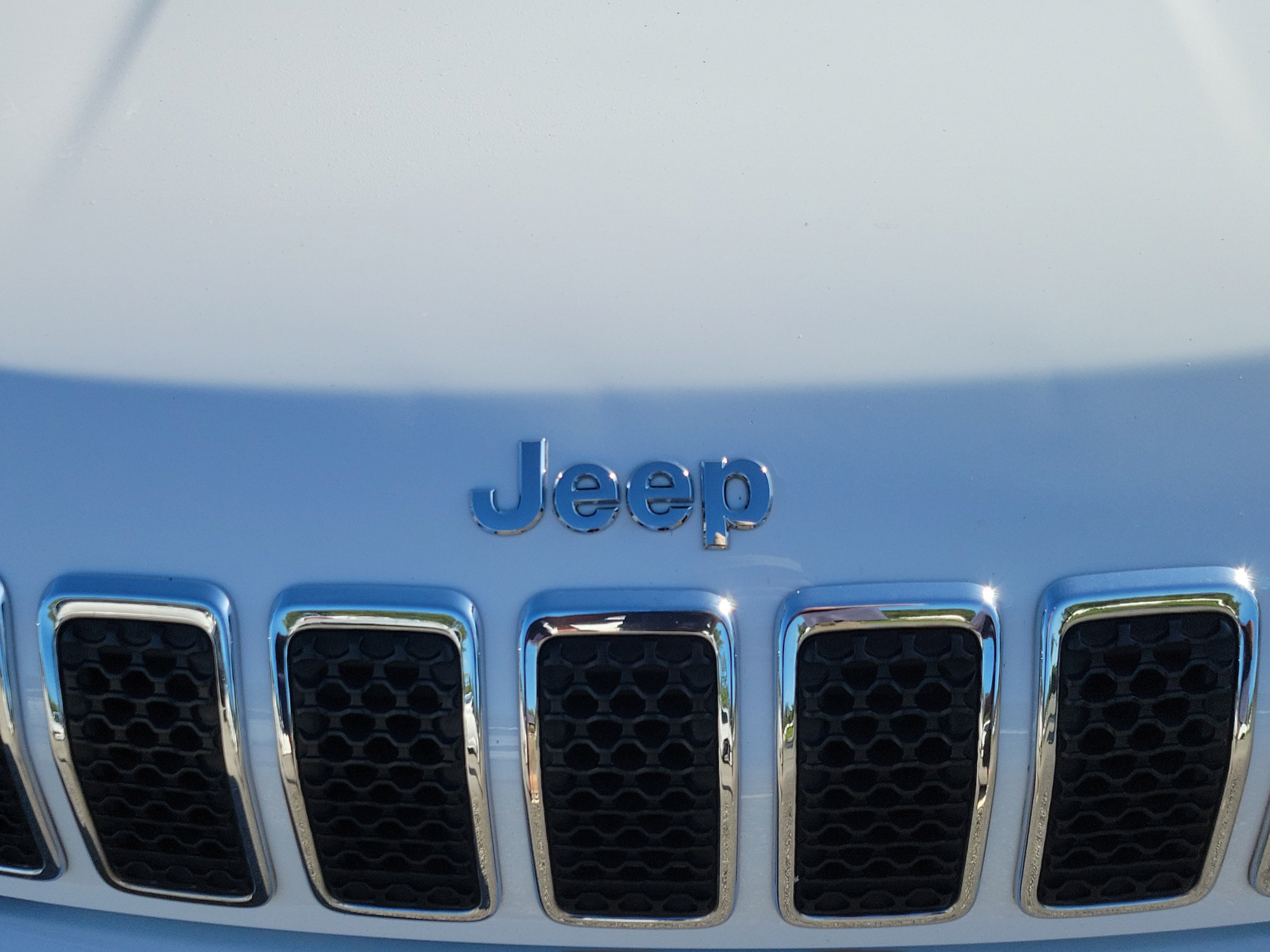 Used 2020 Jeep Cherokee Latitude Plus w/ Cold Weather Group FWD image 8