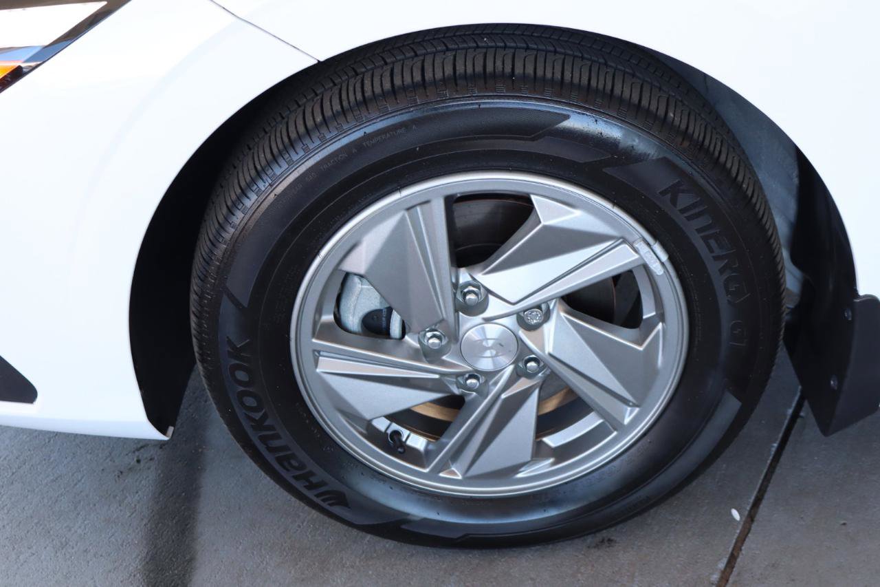 Used 2025 Hyundai Elantra SE image 41