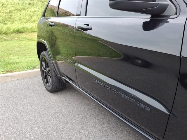 Used 2017 Jeep Grand Cherokee Limited AWD/4WD image 5