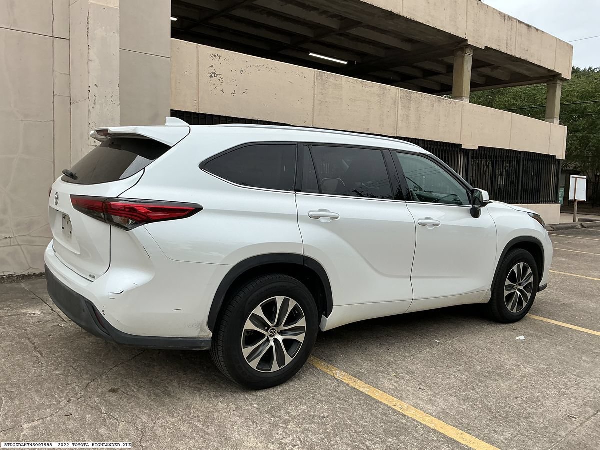 Used 2022 Toyota Highlander XLE FWD image 6