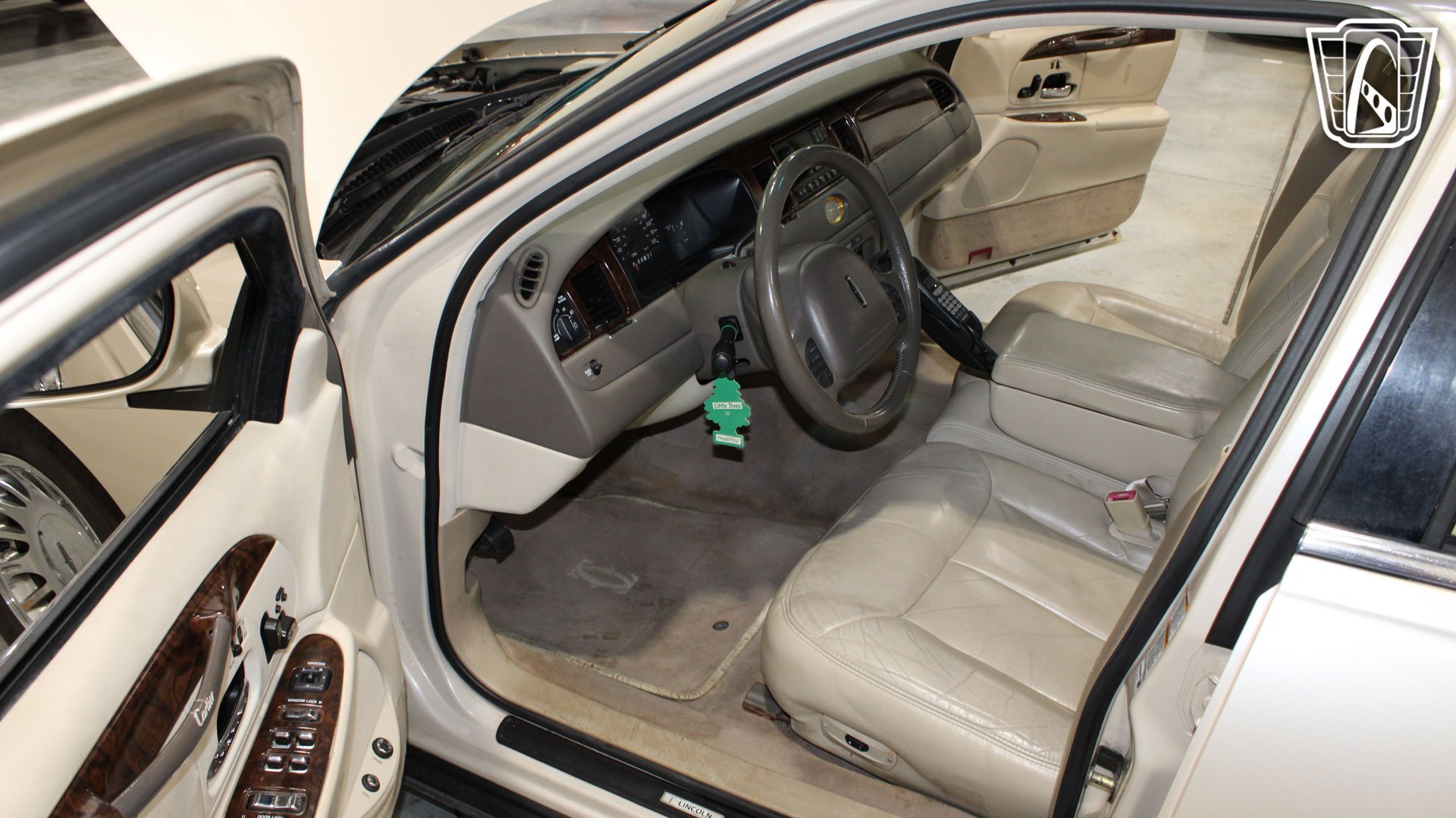 Used 1999 Lincoln Town Car Cartier RWD image 6