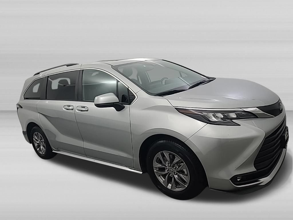 Used 2025 Toyota Sienna XLE FWD image 3
