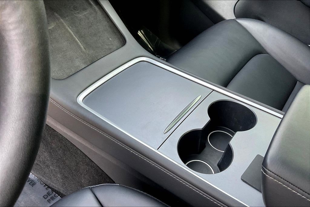 Used 2022 Tesla Model Y Long Range image 17