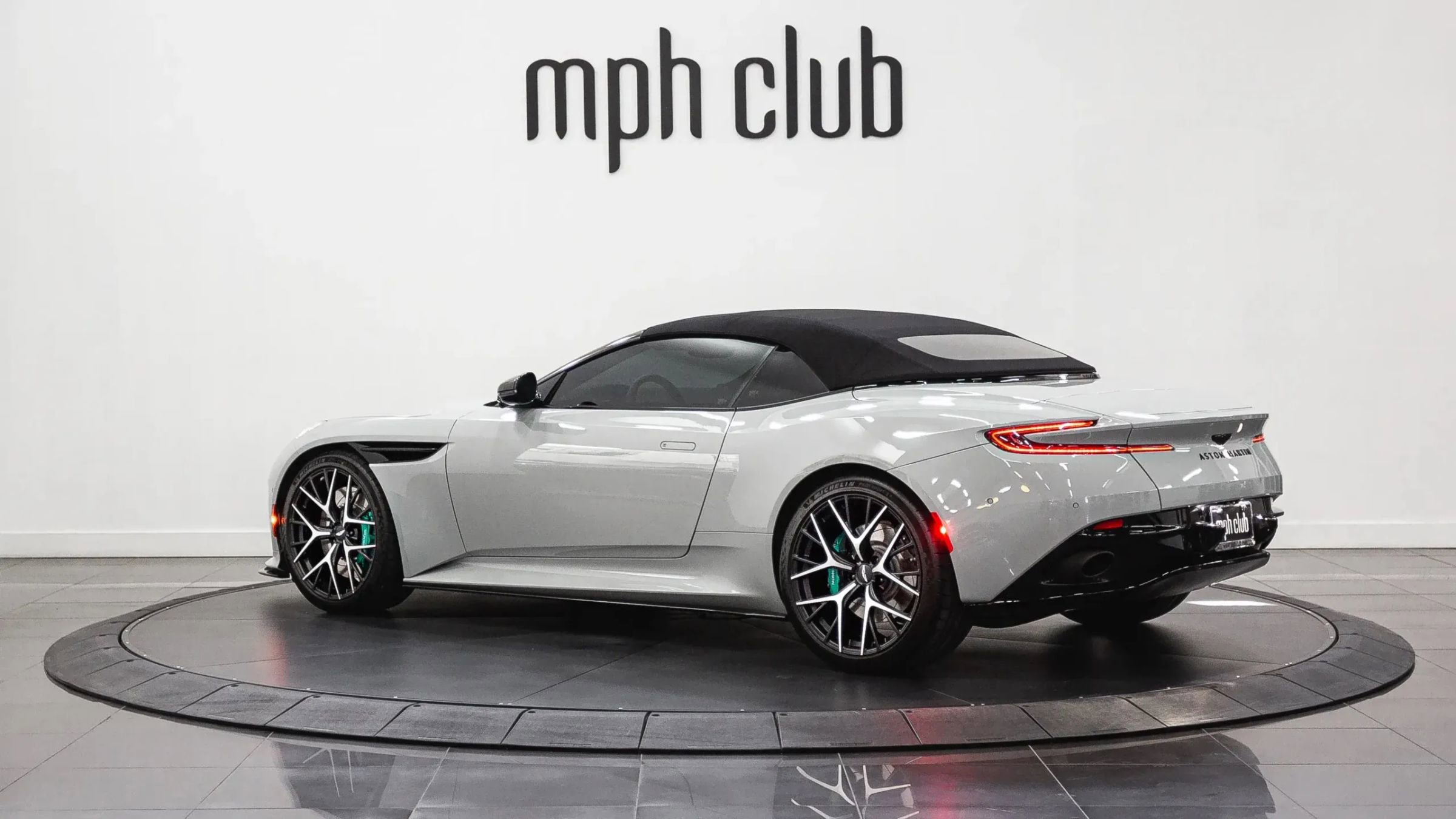 Used 2024 Aston Martin DB12 Convertible image 11