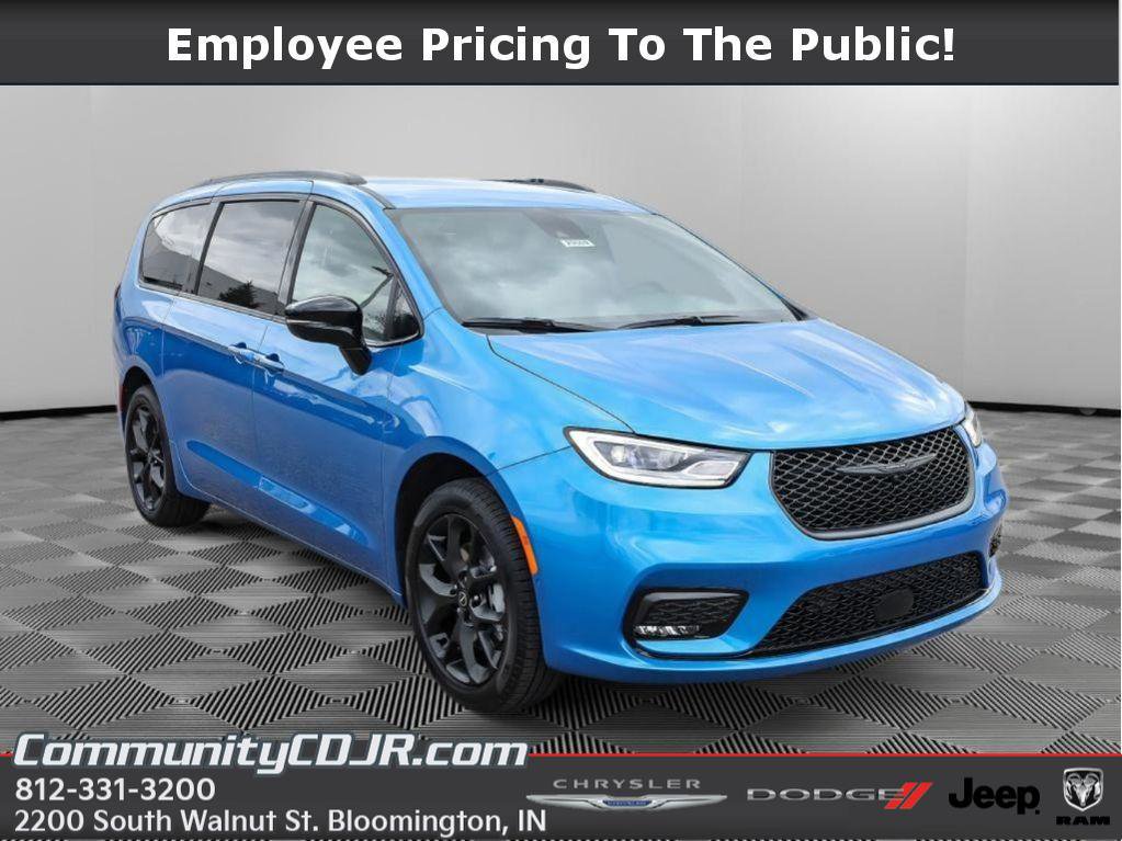 New 2026 Chrysler Pacifica Select