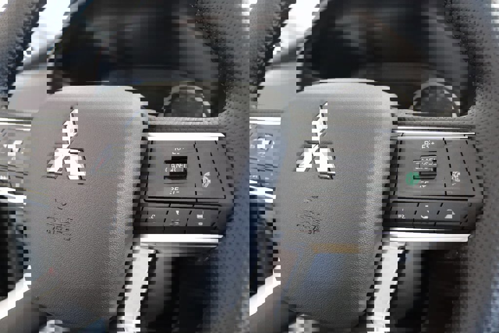 New 2025 Mitsubishi Outlander AWD image 34