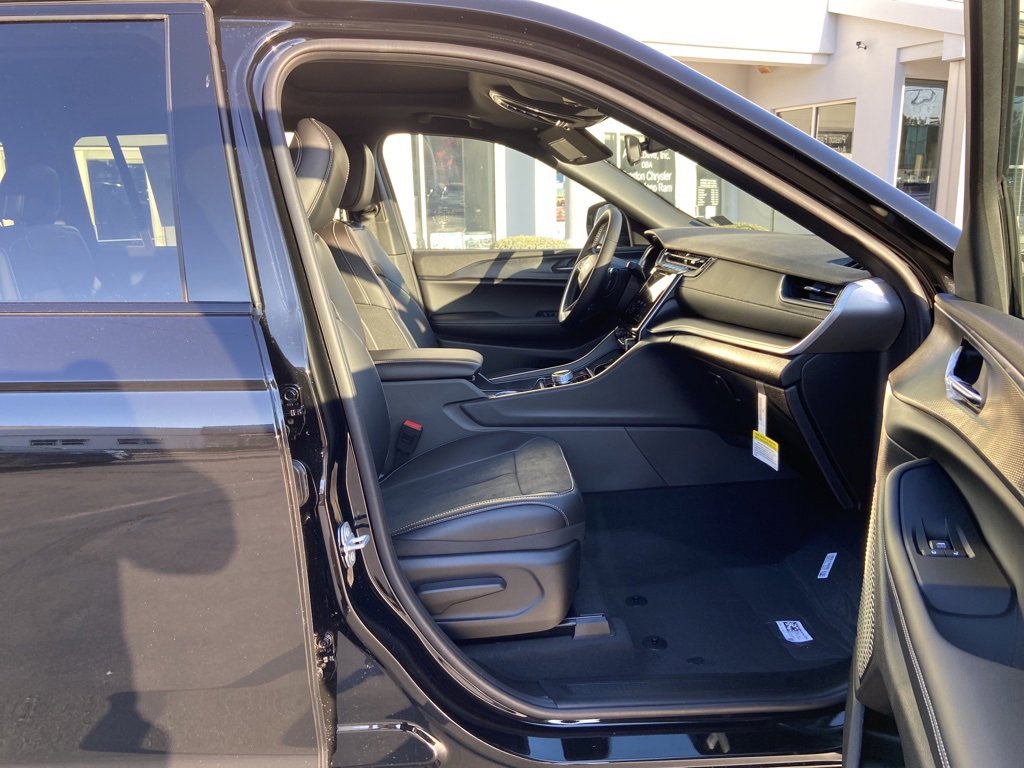 New 2025 Jeep Grand Cherokee L Altitude image 8