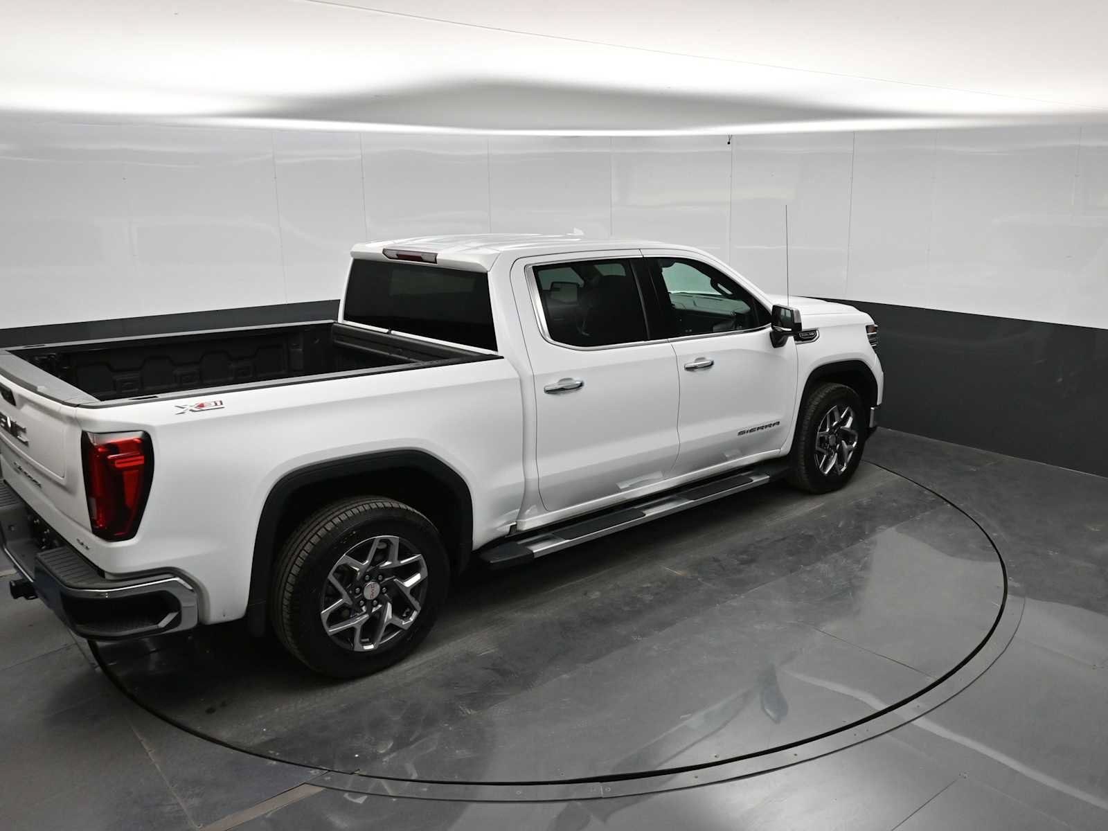 Used 2023 GMC Sierra 1500 SLT w/ SLT Premium Package AWD/4WD image 34
