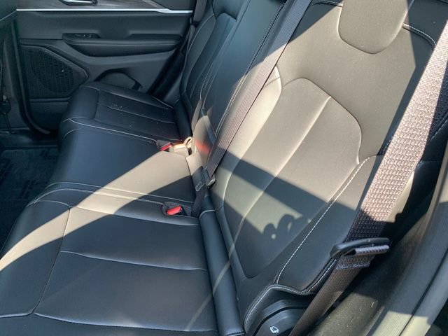 Used 2023 Jeep Grand Cherokee Limited w/ Black Appearance Package AWD/4WD image 16