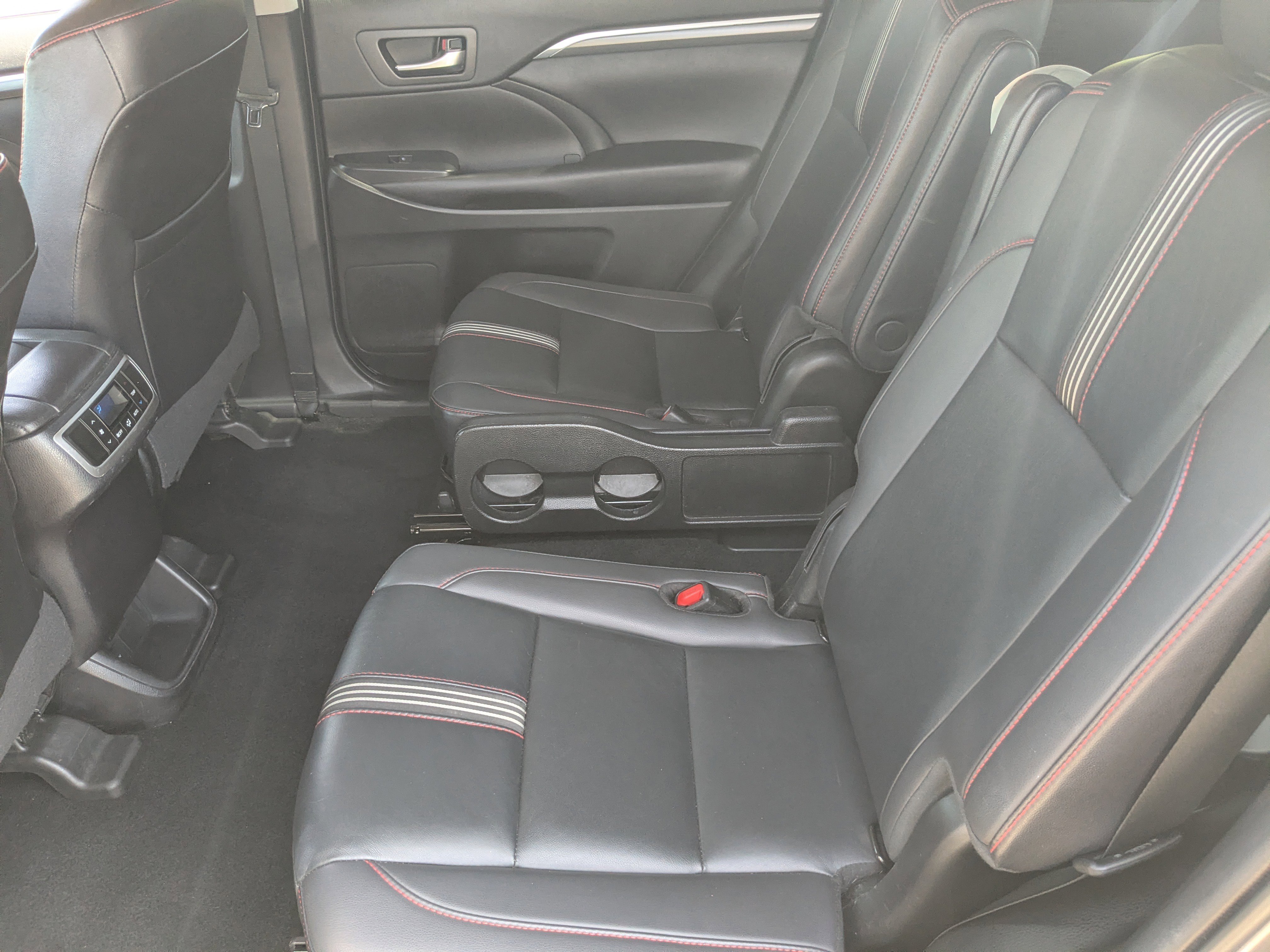 Used 2019 Toyota Highlander SE FWD image 14