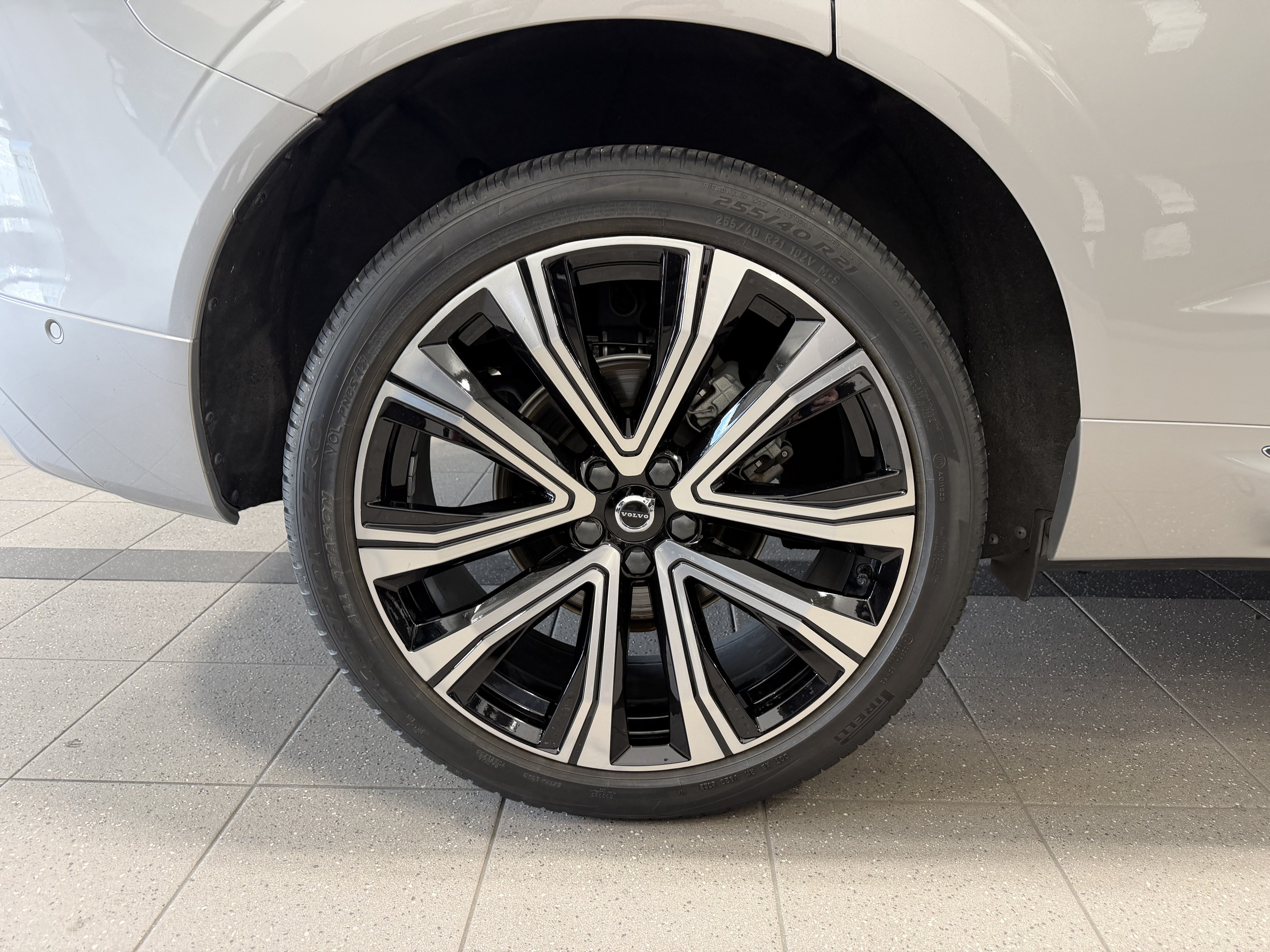 Used 2023 Volvo XC60 B5 Ultimate w/ Climate Package FWD image 8
