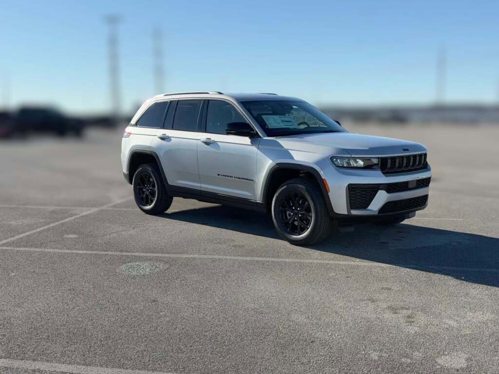 New 2026 Jeep Grand Cherokee Altitude image 16