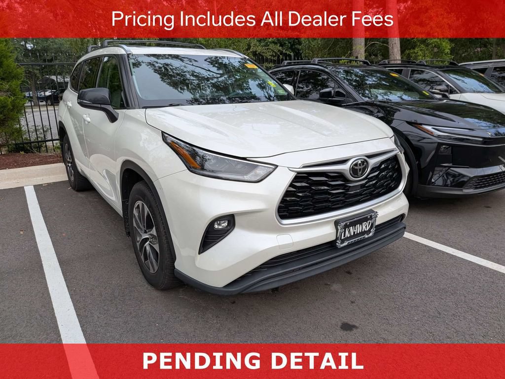 Used 2021 Toyota Highlander XLE AWD/4WD image 1