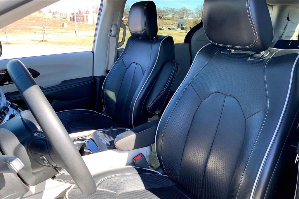Used 2023 Chrysler Pacifica Limited image 9