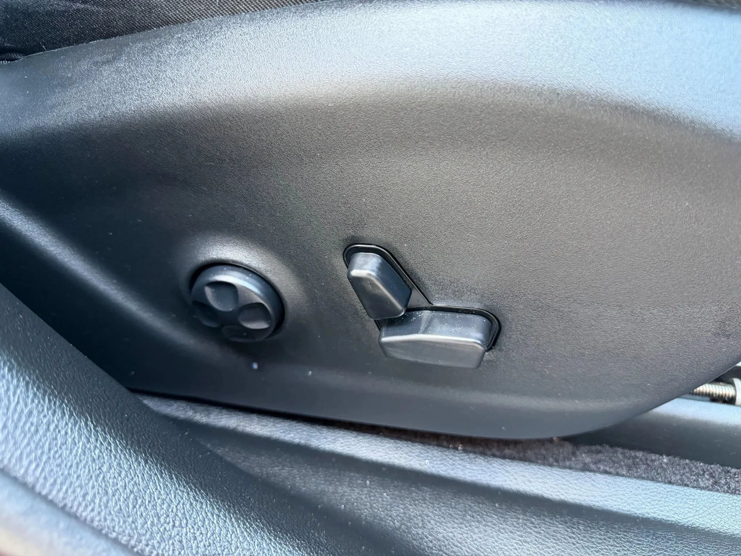 Used 2019 Jeep Cherokee Limited AWD/4WD image 11