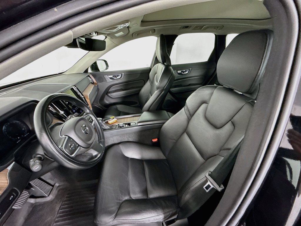 Used 2021 Volvo XC60 T5 Momentum w/ Climate Package AWD/4WD image 5