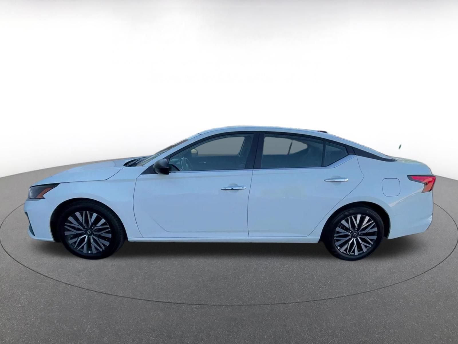 Used 2025 Nissan Altima 2.5 SV FWD image 9