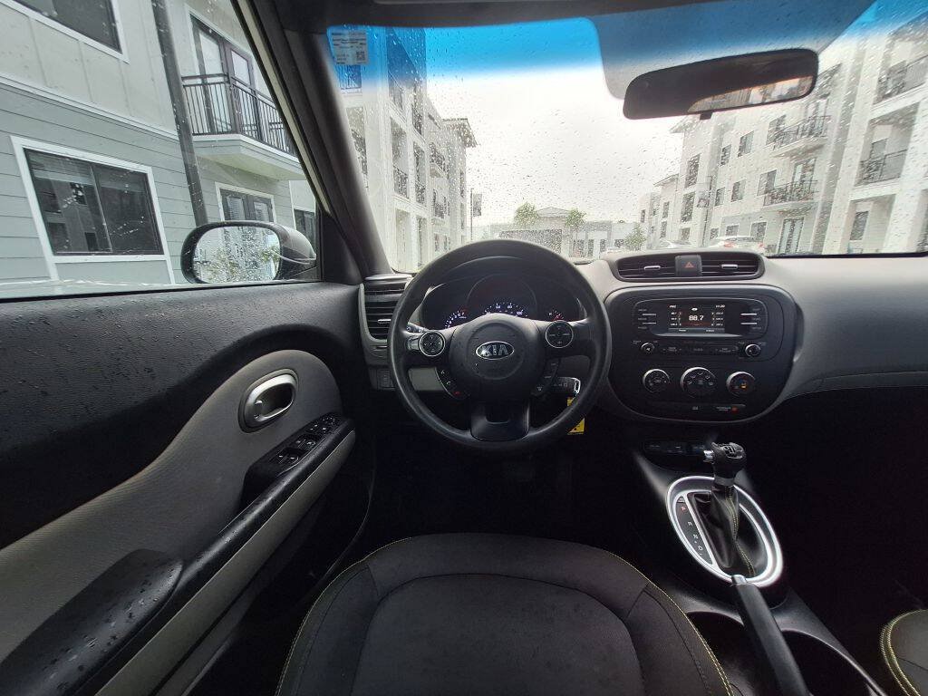 Used 2016 Kia Soul + FWD image 27