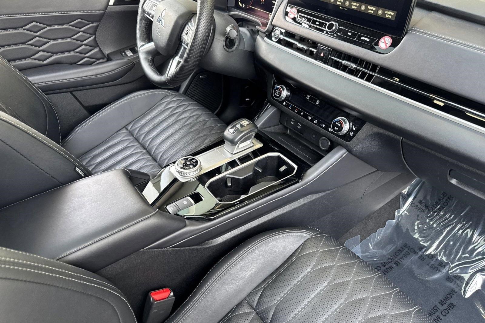 Used 2025 Mitsubishi Outlander SEL image 34