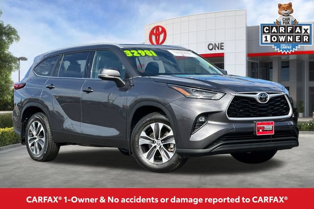 Certified 2022 Toyota Highlander XLE AWD/4WD image 2