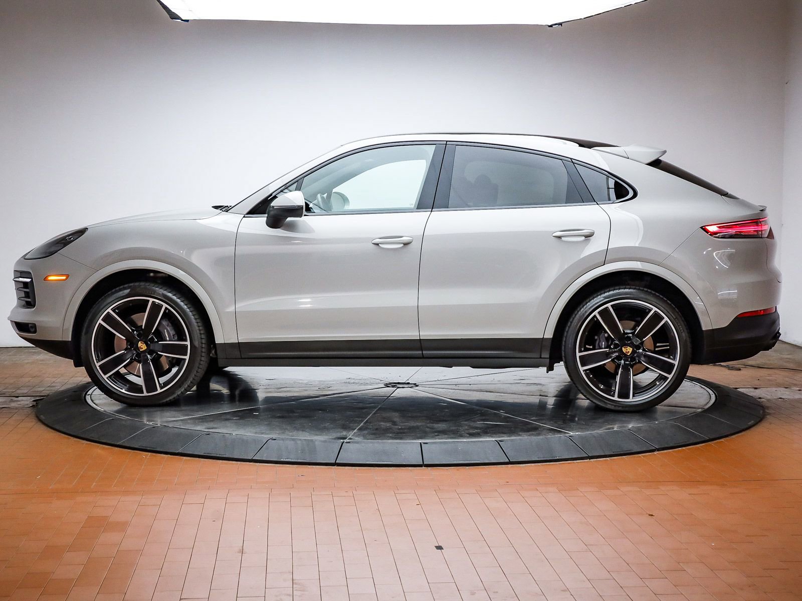 Certified 2022 Porsche Cayenne Platinum Edition AWD/4WD image 2