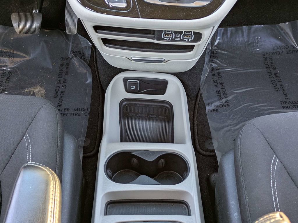 Used 2023 Chrysler Voyager LX image 22