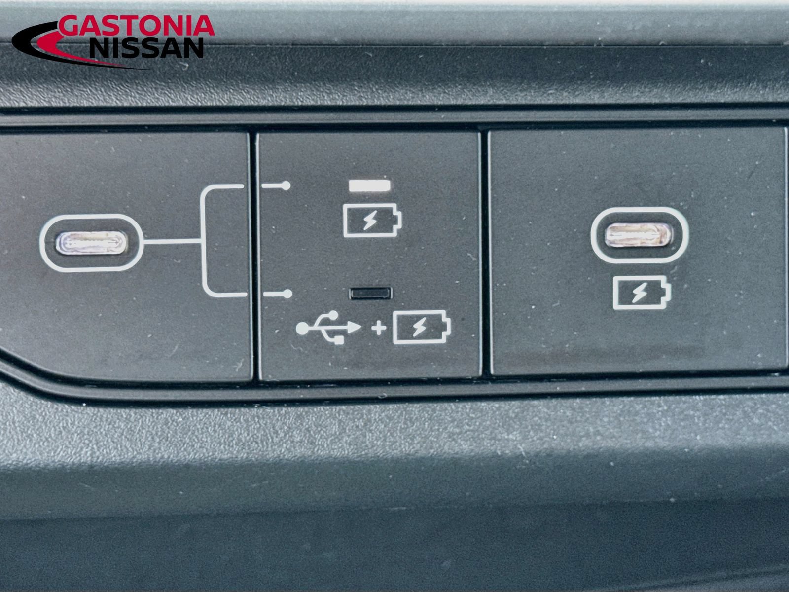Used 2025 Kia Carnival FWD image 26