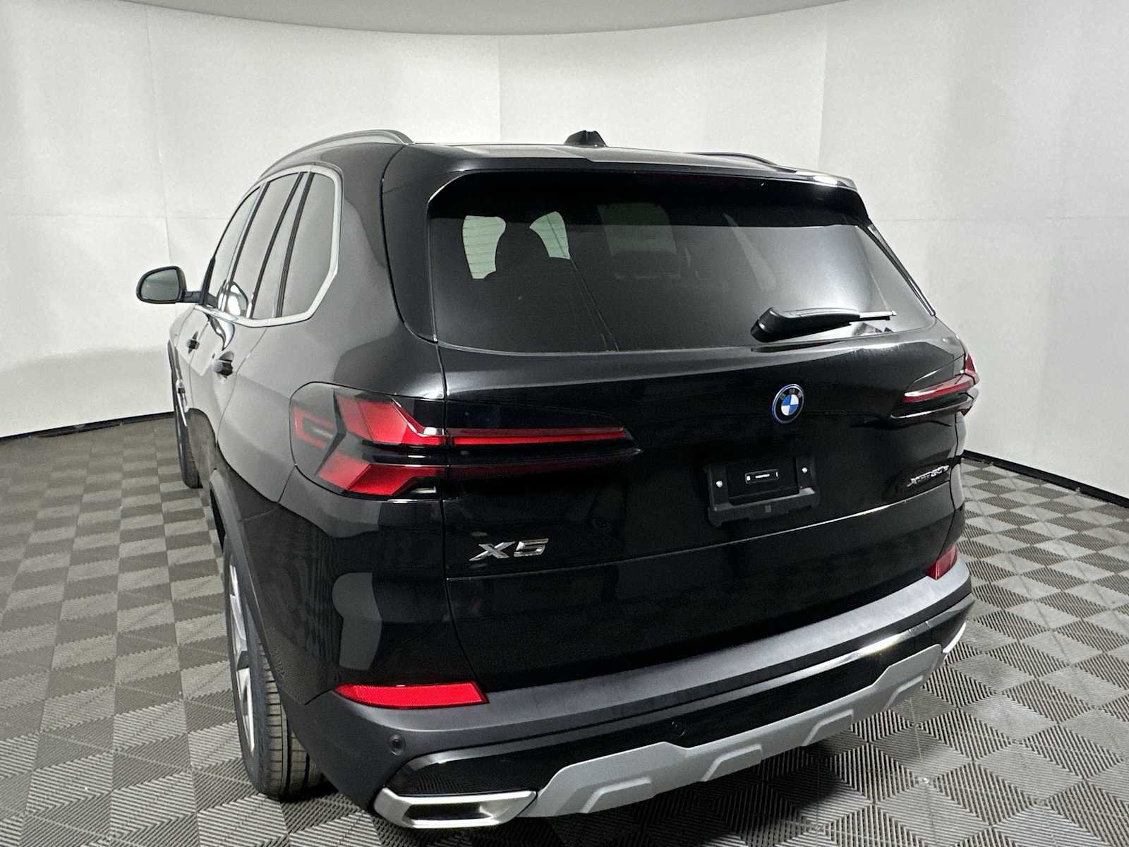 New 2026 BMW X5 xDrive50e w/ Executive Package image 3