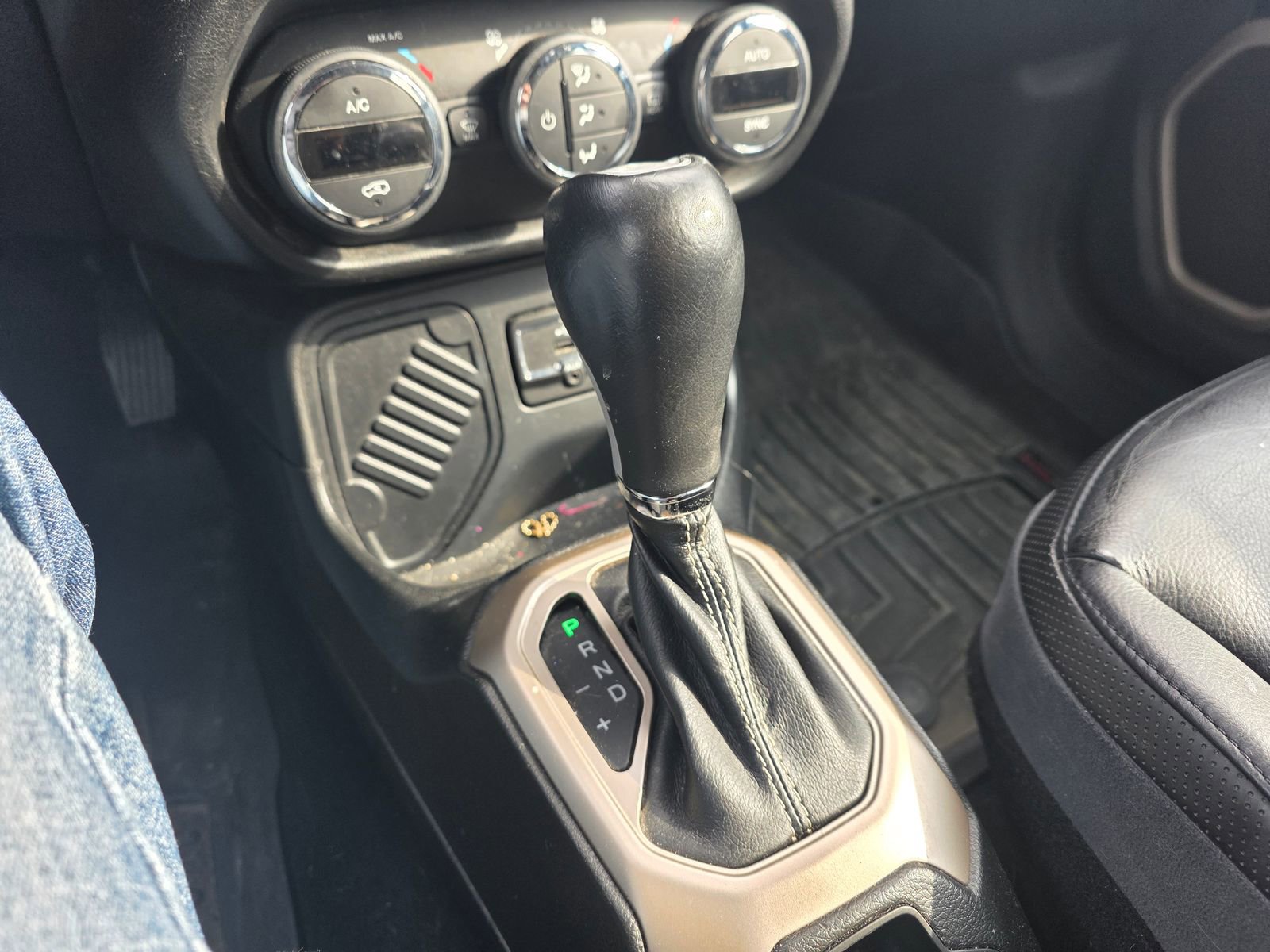 Used 2015 Jeep Renegade Limited image 14