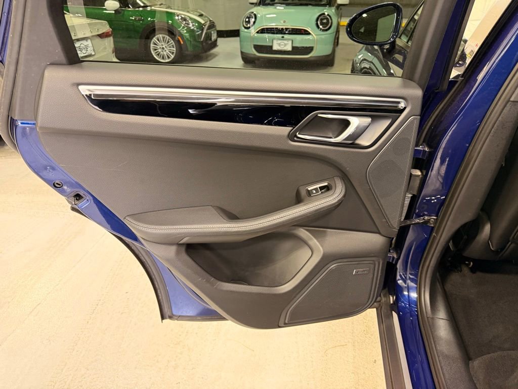 Used 2022 Porsche Macan w/ Premium Package image 19