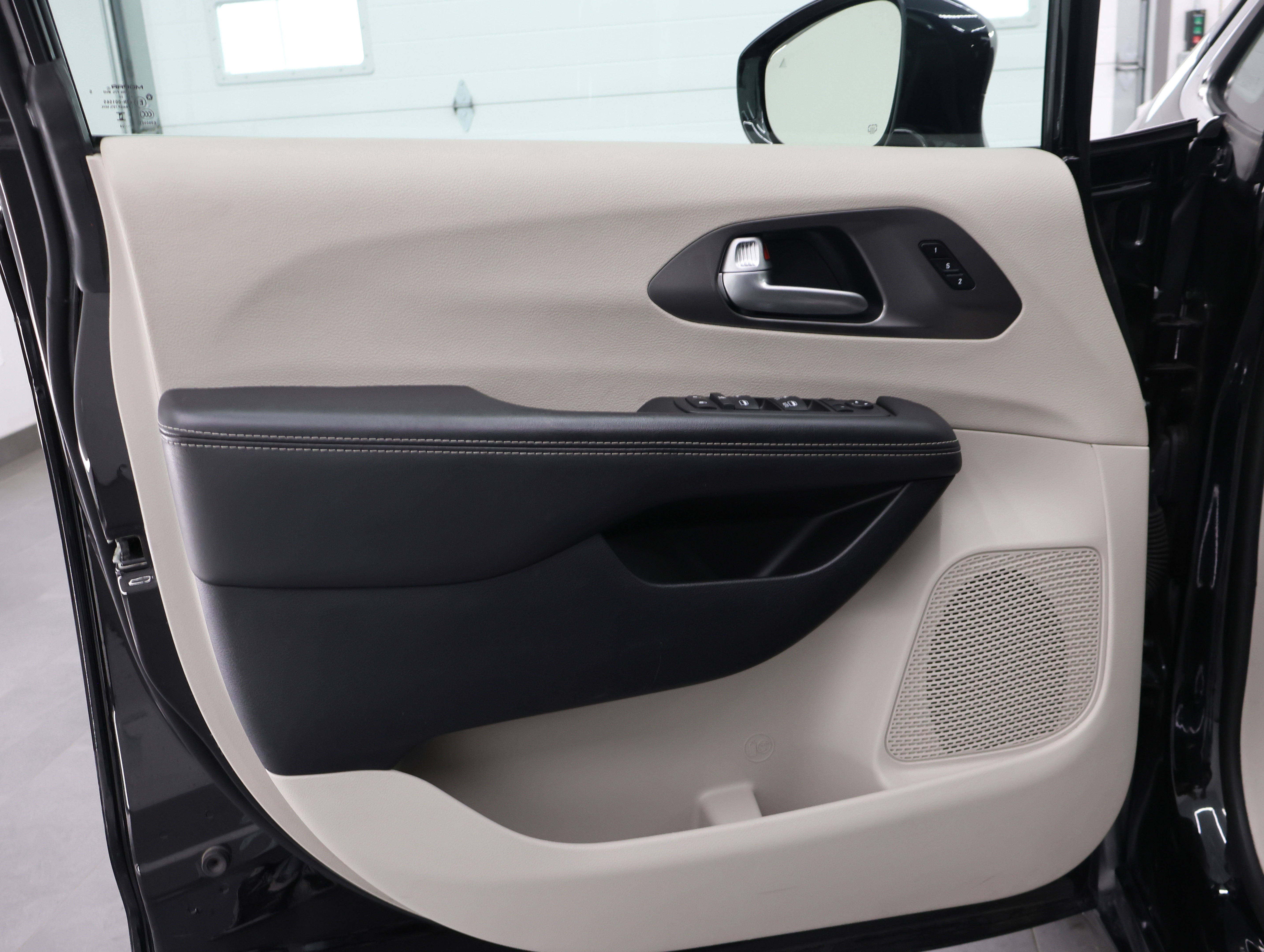 Used 2024 Chrysler Pacifica Touring-L FWD image 40