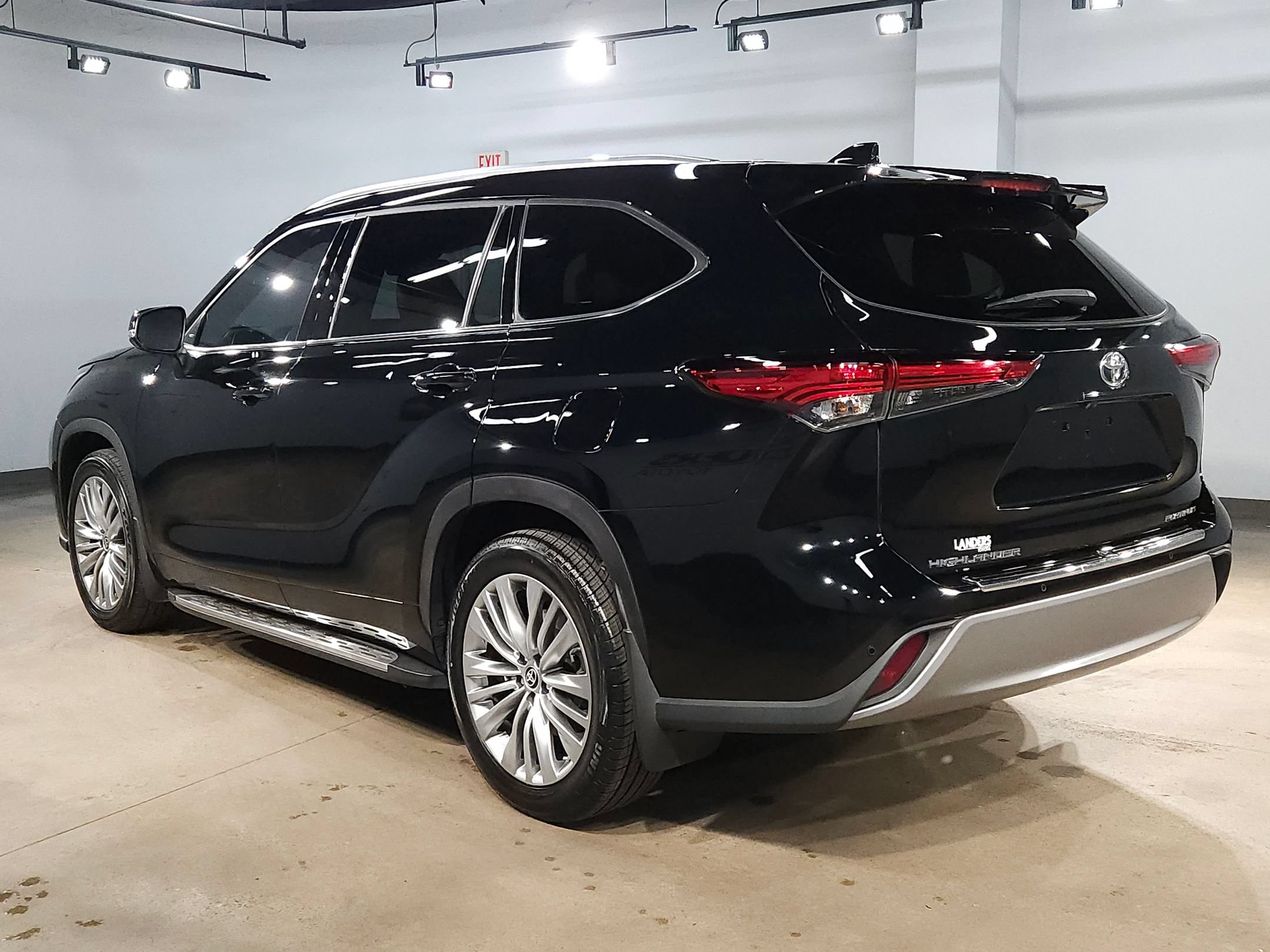 Used 2023 Toyota Highlander Platinum FWD image 5