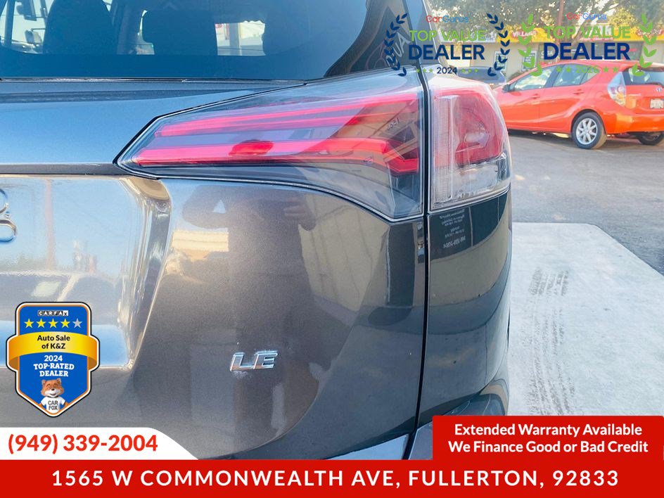 Used 2018 Toyota RAV4 LE w/ Carpet Mat Package image 16