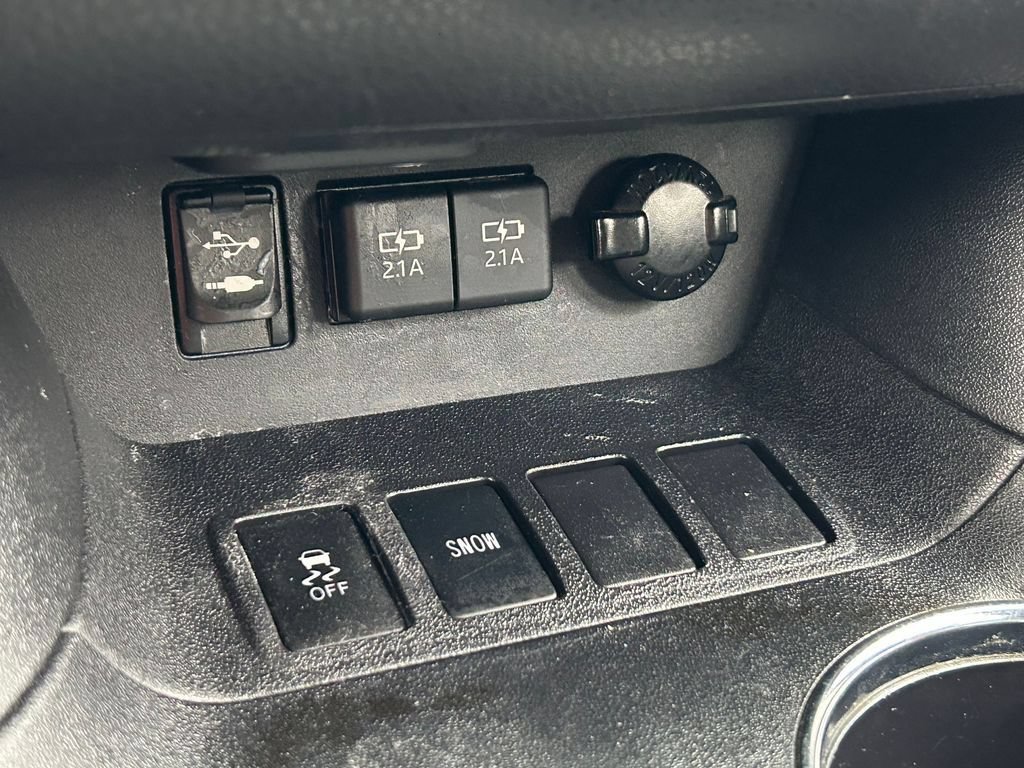 Used 2019 Toyota Highlander Plus FWD image 34