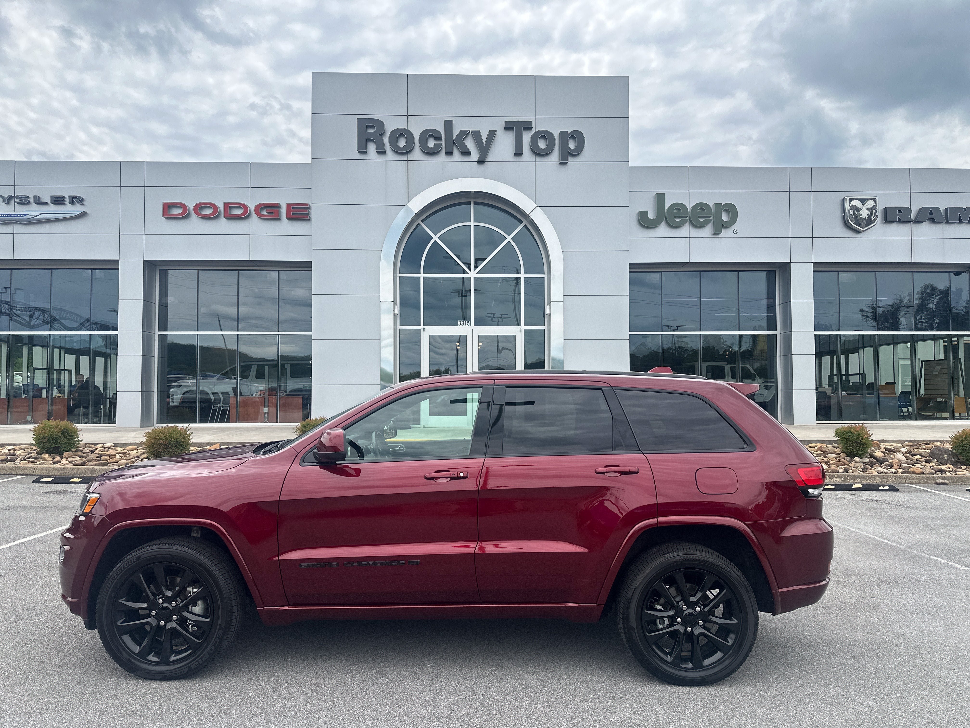 Used 2022 Jeep Grand Cherokee Laredo X AWD/4WD image 1